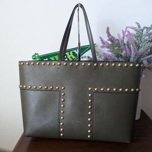 TORY BURCH
Block-T Studded Leather Tote- Leccio
Item No. 44327-325